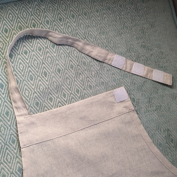 William Sonoma Children's Beatrix Potter Peter Rabbit Apron - Picture 5 of 16